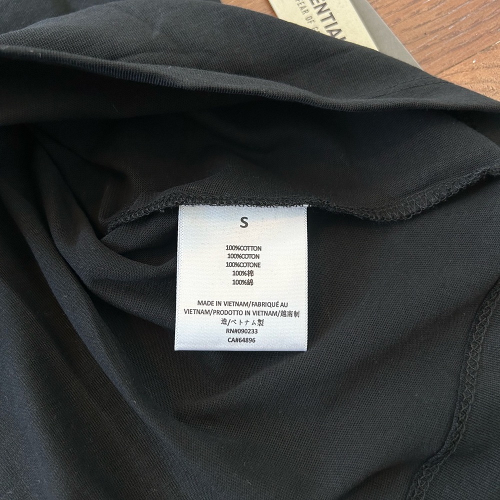 New Authentic Fear of God Essentials Men's Jet Black Logo T-Shirt SS22 Size S - Picture 4 of 8